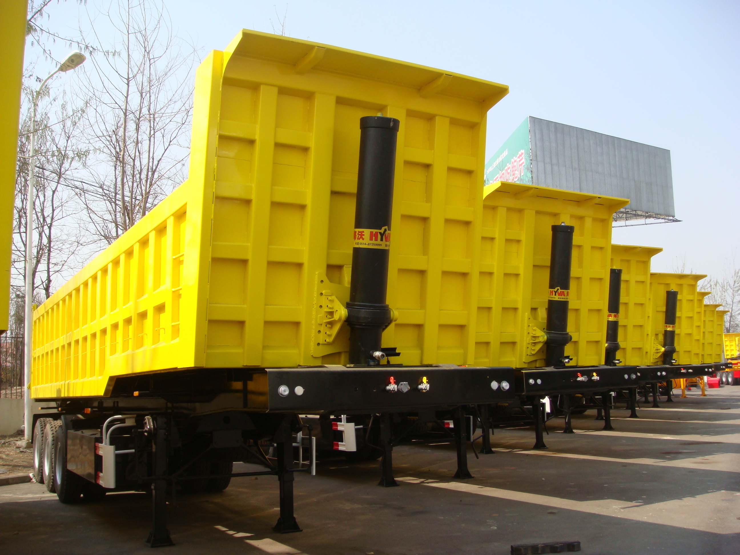 42 cbm Muldenkipper mit 3 BPW-Achsen und hydraulischem Heckauswurfsystem für 80 Tonnen