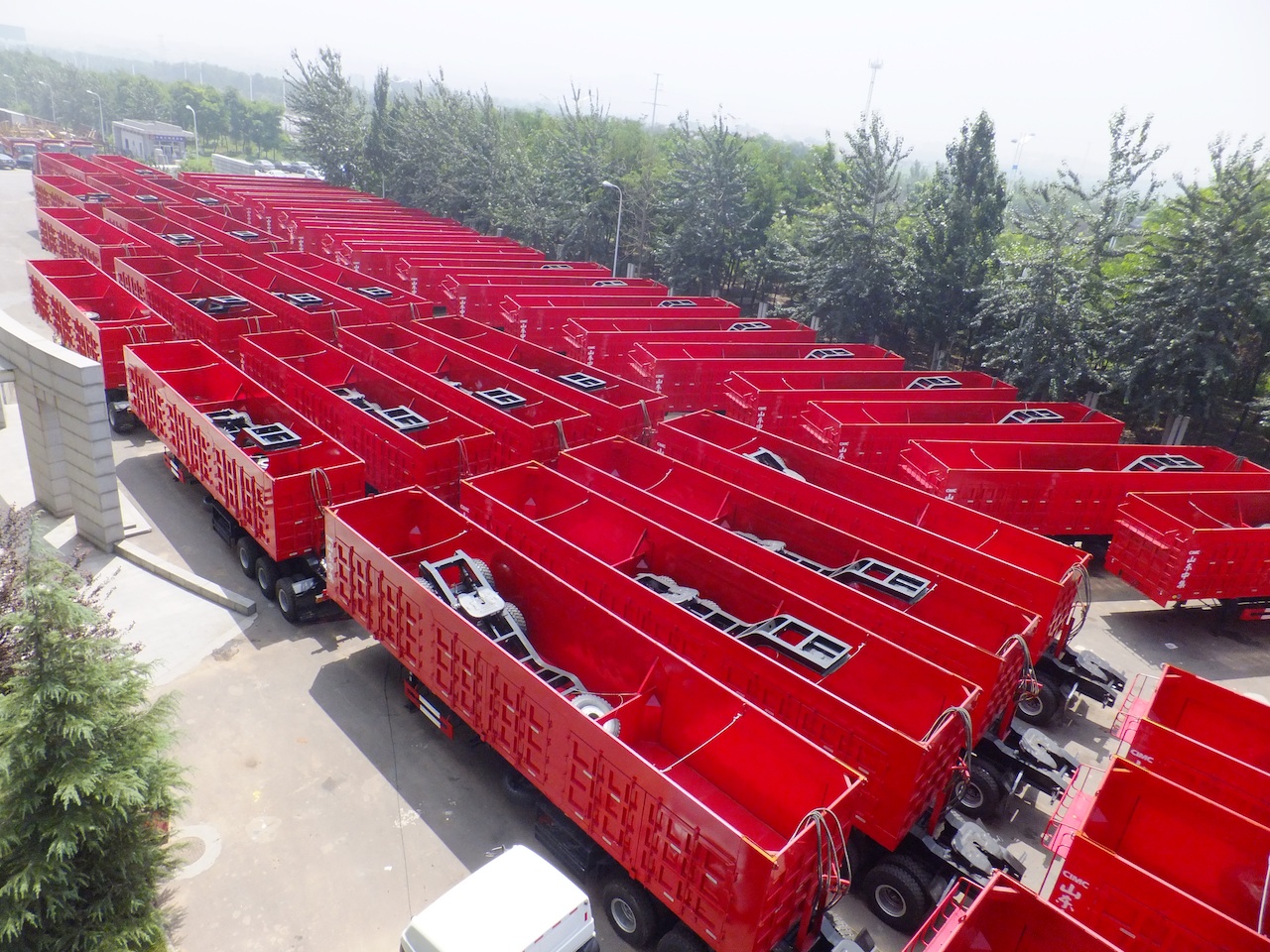 26 cbm Muldenauflieger mit 2 BPW-Achsen und hydraulischem Seitenauswurfsystem für 30 Tonnen