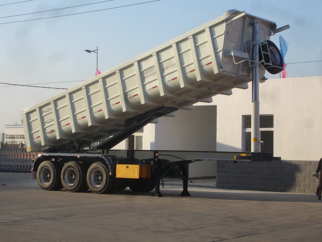 42 cbm Muldenkipper mit 3 BPW-Achsen und hydraulischem Heckauswurfsystem für 60 Tonnen