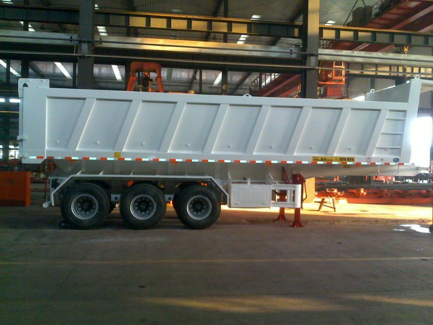42 cbm Dump Auflieger mit 3 BPW Achsen und hydraulischer Heckaustragung für 80 Tonnen